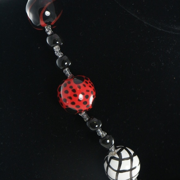 KAZURI Doria 18 in Handmade Necklace - Picture 3 of 5